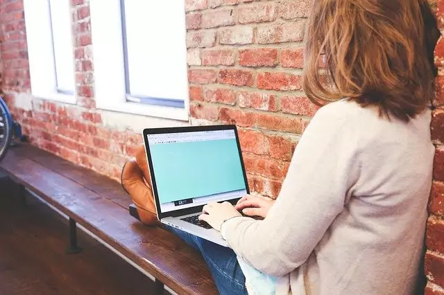 How to earn money while traveling