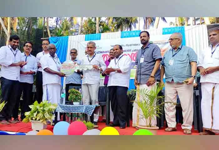 Kannur, News, Kerala, House, Local-News, People's Foundation donated the keys to the houses.