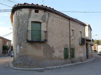 Casa típica de Adrada de Haza, característica por su forma redondeada