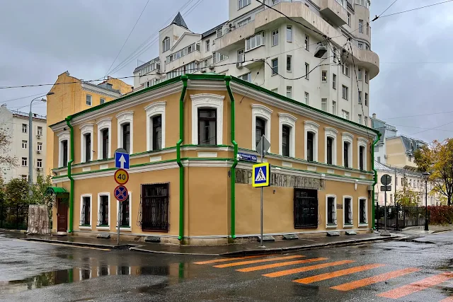 Костянский переулок, Селивёрстов переулок, бывший «жилой дом с лавками» (построен в 1829 году), вывеска «Стрелецкая пекарня»