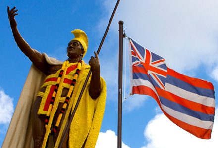 King Kamehameha Statue pictured with the Hawaii Flag