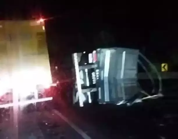 Acidentes na Régis Bittencourt, em Cajati, na noite de ontem 11-6, causam interdições e congestionamentos
