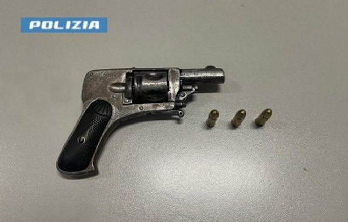 Paura a Napoli: i Falchi della Squadra Mobile fermano un 22enne con pistola clandestina