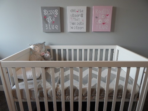 pixabay.com/en/crib-nursery-baby-bedroom-890565