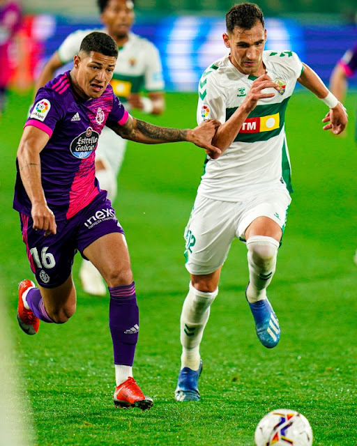 Marcos André corre perseguido por Dani Calvo. ELCHE C. F. 1 REAL VALLADOLID C. F. 1. 21/04/2021. Campeonato de Liga de 1ª División, jornada 21. Elche, Alicante, estadio Martínez Valero. GOLES: 1-0: 22’, Fidel. 1-1: 85’, Lucas Olaza