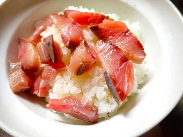 將【寒鰤（Kanburi＝冬季黃尾魚）】放在米飯上。