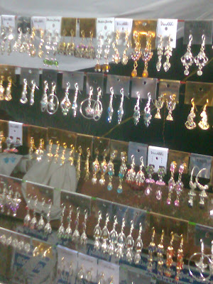 VALAKKADAKAL - STREET VENDORS SELLING BANGLES, EARRINGS