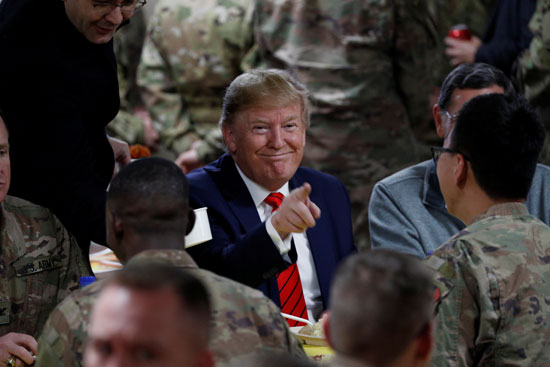 بالصور.. ترامب يزور القاعدة العسكرية الأمريكية في افغانستان في عيد الشكر