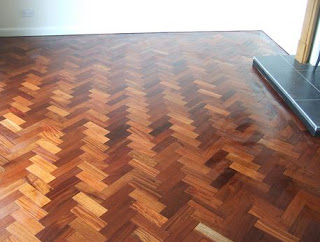 Membandingkan parket dan vinyl motif kayu sebagai penutup lantai rumah