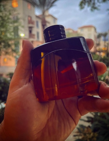 عطر مونت بلانك ليجند نايت: الأناقة والفخامة في عطر رجالي خشبي أروماتك