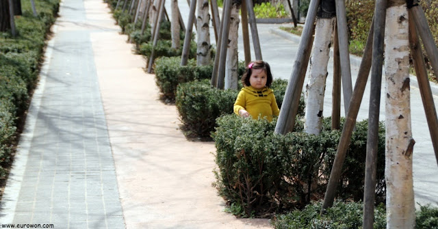 Sonia paseando por la calle