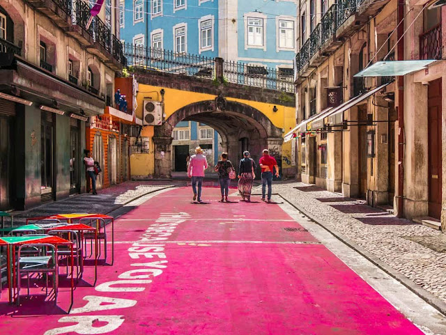 Được biết đến với các tòa nhà lát gạch độc đáo, Lisbon là con phố châu Âu nổi tiếng với những con đường rực rỡ sắc màu, nhiều trong số đó có thể được tìm thấy trong khu phố cổ. Đến đây, bạn chắc chắn không thể bỏ qua Pink Street – một dự án của kiến trúc sư Jose Adrião và hội đồng thành phố nhằm tái sinh những con phố cũ.