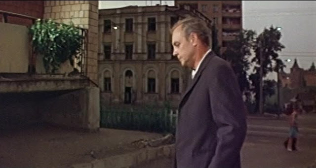 Андрей Павлов смотрит в пол - кадр из фильма
