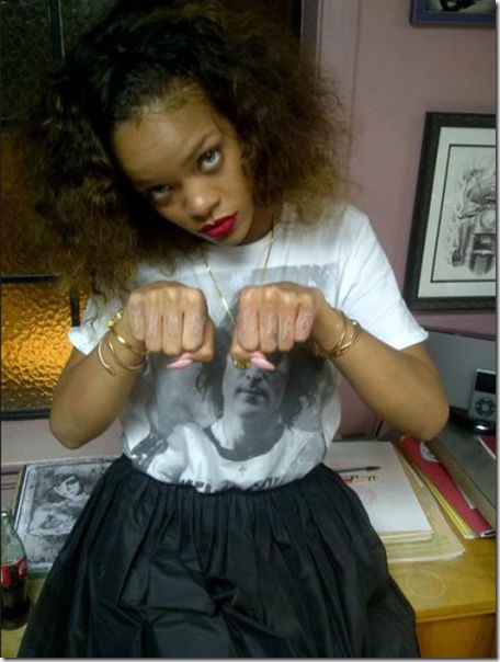 sexy-rihanna-twitpics-28