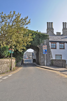 South Gate, Cowbridge (Photo: Mick Lobb, CC BY-SA 2.0