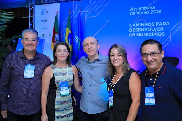 Prefeito e primeira dama de Cristal do Sul participaram da Assembleia de Verão da Famurs em Torres