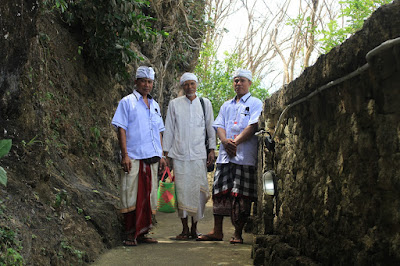 Jro Mangku di Pura Batu Pageh