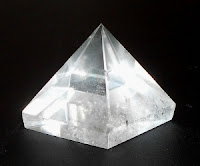 Donc ici dans la configuration, la matière « basse » est représentée par la lampe et la pyramide, et la matière « haute » par l’arc-en-ciel indépendamment sorti de la matière « basse », la pyramide de cristal ! 