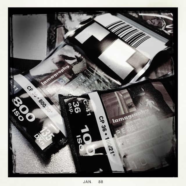 Platgeslagen filmrolcapsules. Hipstamatic: Aatto + BlacKeys B+W. Foto: Robert van der Kroft