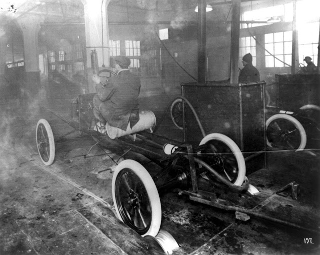 Fotografías de la línea de montaje del Ford T a principios del siglo XX