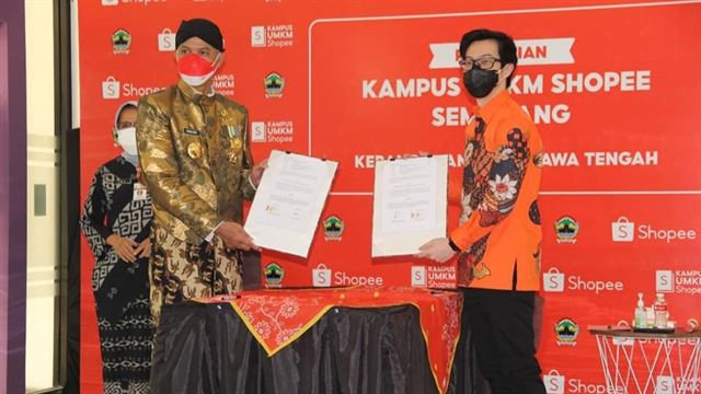 Ganjar Pranowo nalika ngrawuhi adicara Kampus UMKM Shopee ing Semarang