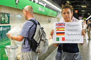 ROBOS EN EL METRO. Esta noche he sido testigo presencial de un intento de . (metro barcelona mas policia carteristas bw)