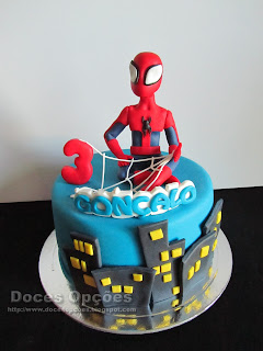 Bolo de aniversário com o Homem Aranha