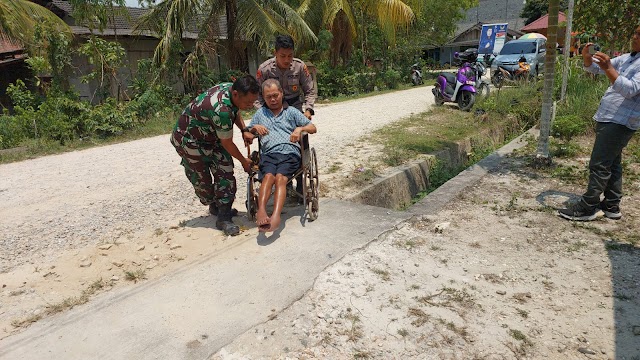 Sinergitas TNI-Polri, Aksi Simpatik Kembali Diperlihatkan Personil Pores PPU Bersama Babinsa Membantu Lansia Dalam Pilkades