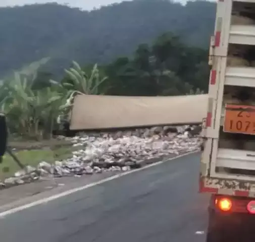 Tombamento de carreta deixa motorista ferido em seara - Rádio RuralFM