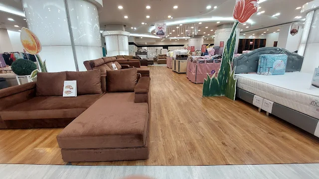 한산한 3층 가구 매장