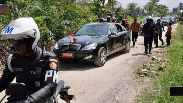 Mobil RI 1 Jokowi Diduga Nyangkut di Jalan Rusak Lampung