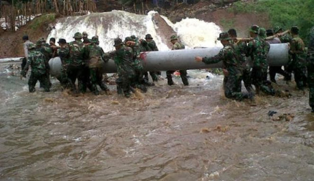 Jokowi Gandeng Kopassus Tanggulangi Tanggul yang Nyaris Jebol