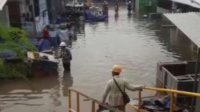 NGERI! Pengakuan Pekerja yang Terjebak Banjir Rob Semarang: Kayak Tsunami!