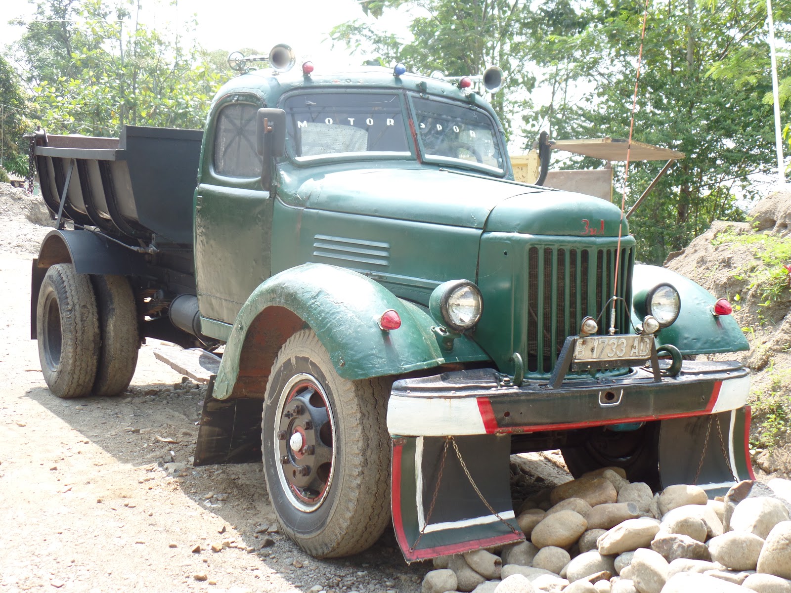 Truck ZIL Di Sukanegara Jonggol Jawa Barat