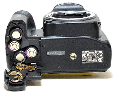 Pentax K-m, Bottom, battery chamber