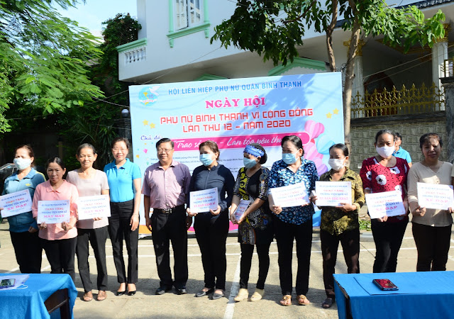 Tặng quà giúp đỡ phụ nữ thoát nghèo bền vững.