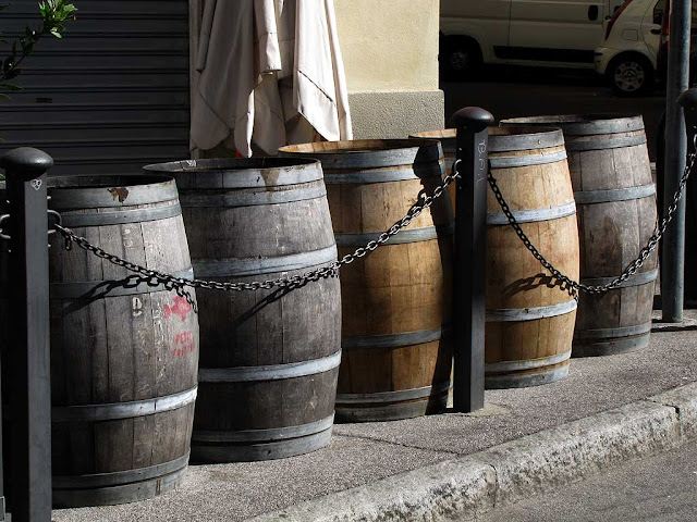 Barrel-tables, pizzaria, via Del Fante, Livorno