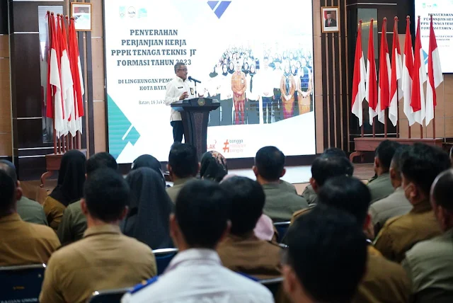 Serahkan Perjanjian Kerja kepada 288 Orang PPPK Formasi Tahun 2023, Sekda Jefridin Sampaikan Ini