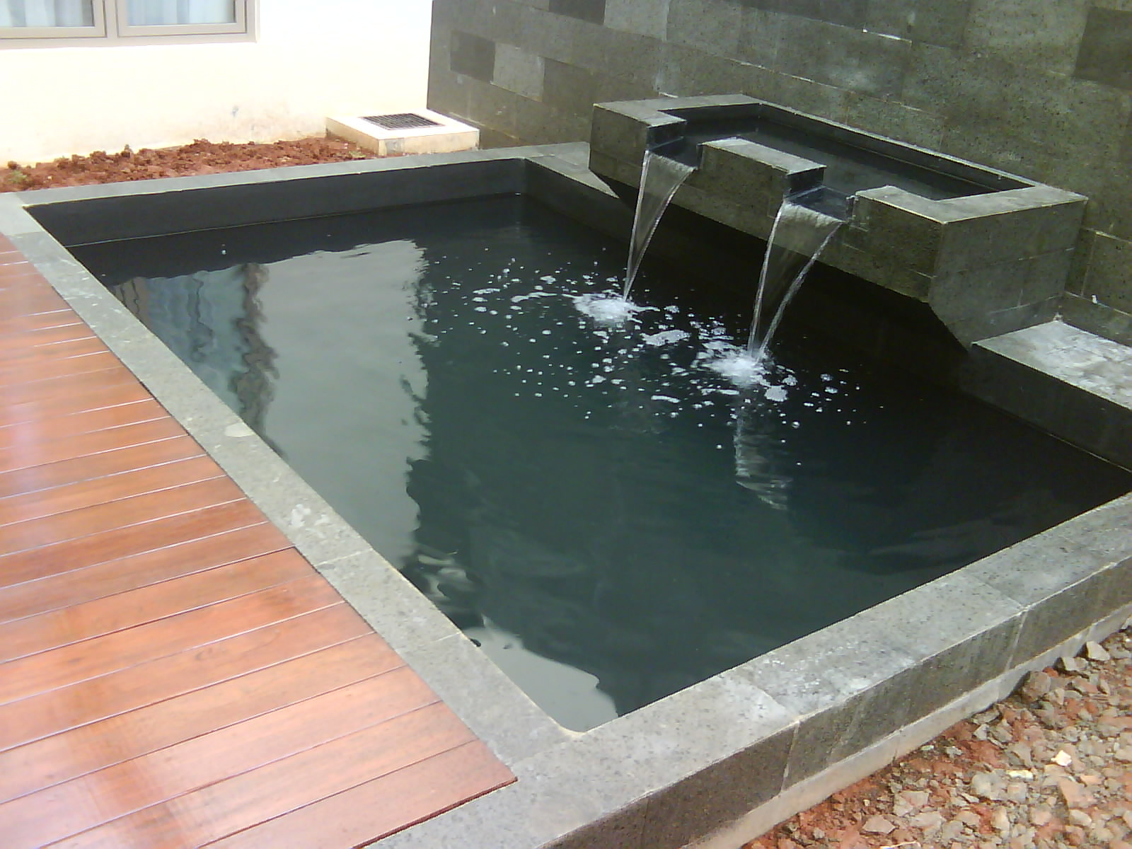 Kolam minimalis ini milik Bp. Kom Pol Nasution di perumahan Rafles 