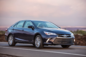 Front 3/4 view of 2015 Toyota Camry Hybrid SE