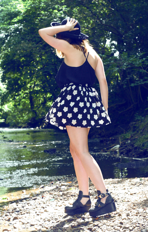 DAISY SKIRT, HEARTS AND BOWS, ARK CLOTHING, SKater skirt, large brim hat, vintage girl, red lips, jeffrey campbell