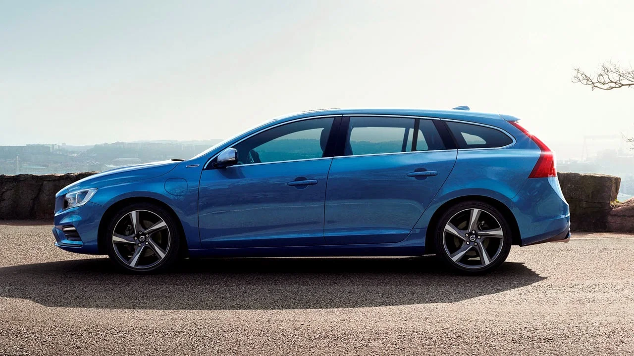 Volvo V60 Plug-In Hybrid R-Design side