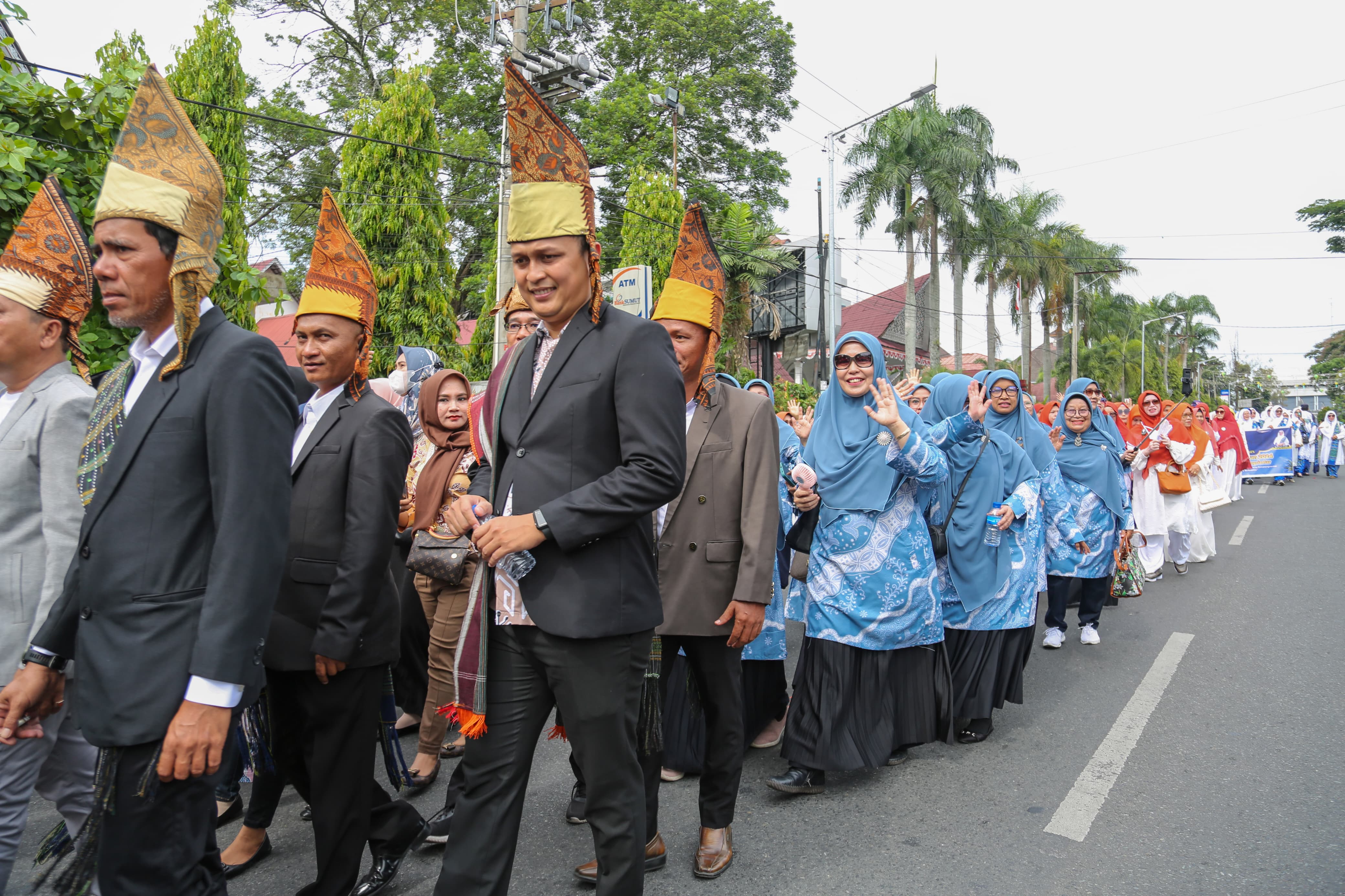 Peserta Pawai Ta'aruf MTQN Tingkat Kota Pematangsiantar ke-56 Memakai Gotong Simalungun