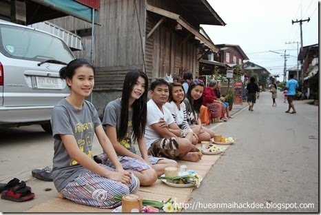 ใส่บาตรข้าวเหนียวเชียงคาน