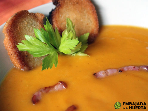 Receta de velouté de calabaza y apio con lardones de bacon y costrones de pan frito