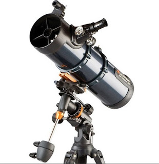 Imagen con fondo blanco del telescopio para principiantes Celestron AstroMaster 130EQ-MD