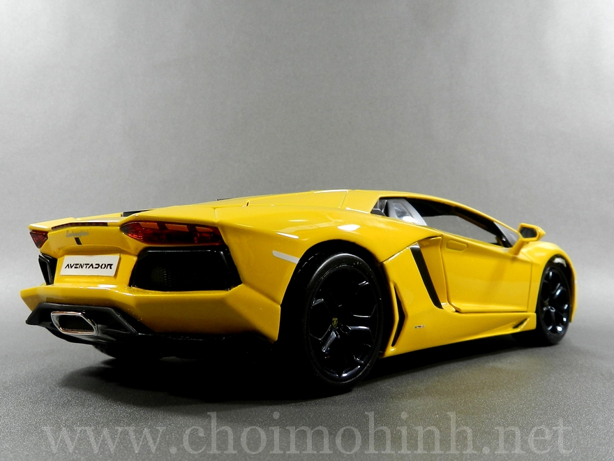 Lamborghini Aventador 1:18 bBurago Yellow back