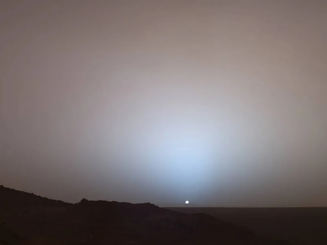 El Mars Exploration Rover Spirit de la NASA capturó esta impresionante vista mientras el Sol se hundía debajo del borde del cráter Gusev en Marte. Este mosaico de la cámara panorámica se tomó alrededor de las 6:07 de la tarde del día 489 marciano del rover, o sol. Curiosciencia