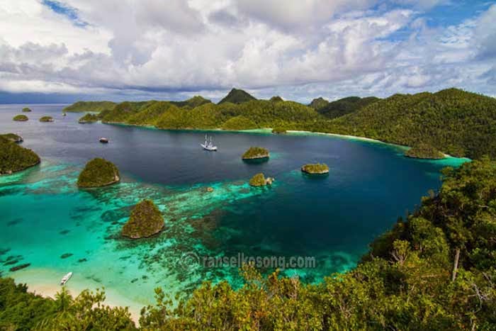 Keindahan Alam Raja Ampat Papua  Gambar Keajaiban Alam Semesta