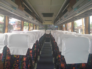 bus pariwisata merah sari